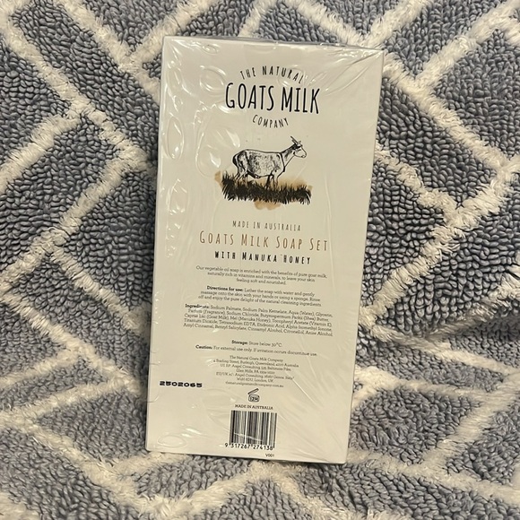 NEW The Natural Goats Milk Company Soap Bar 8 Pack ~Manuka Honey ~Factory Sealed - Picture 2 of 3